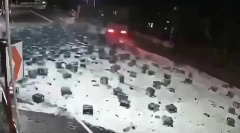 Caminhão derruba 2 mil garrafas de cerveja nas Filipinas; vídeo viraliza