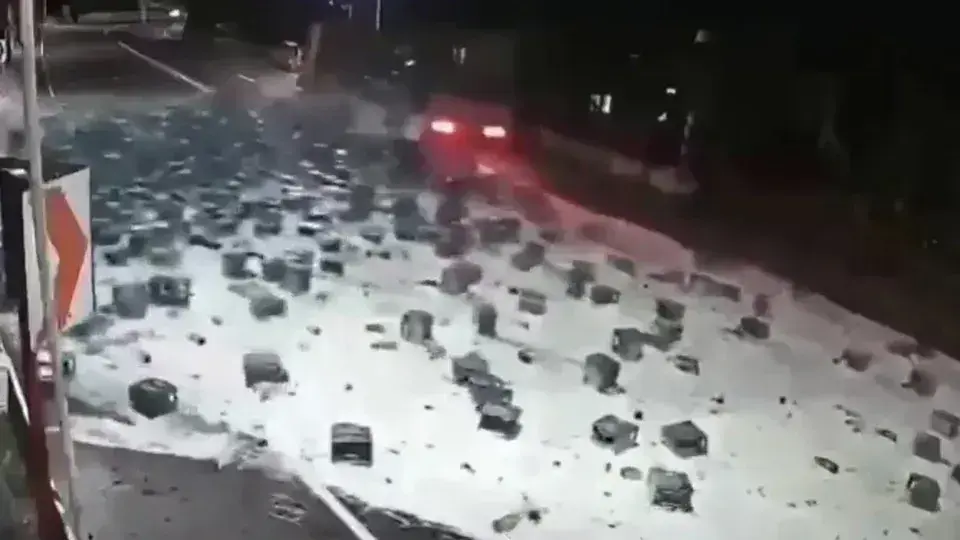 Caminhão derruba 2 mil garrafas de cerveja nas Filipinas; vídeo viraliza