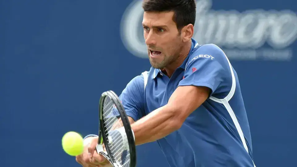 Djokovic vence Tsitsipas e avança em Wimbledon 2026 em grande estilo
