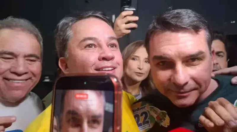 Flávio Bolsonaro adia visita à Paraíba devido a audiência nos EUA