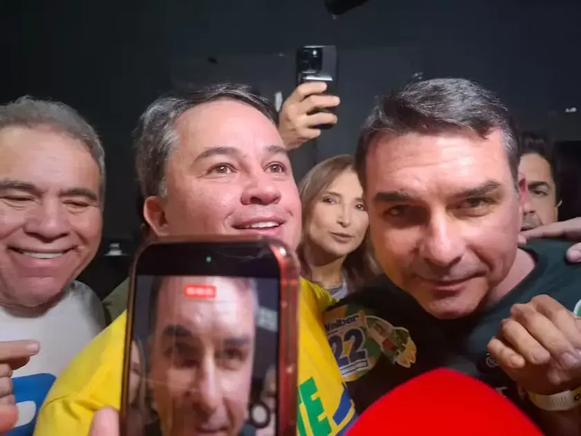 Flávio Bolsonaro adia visita à Paraíba devido a audiência nos EUA
