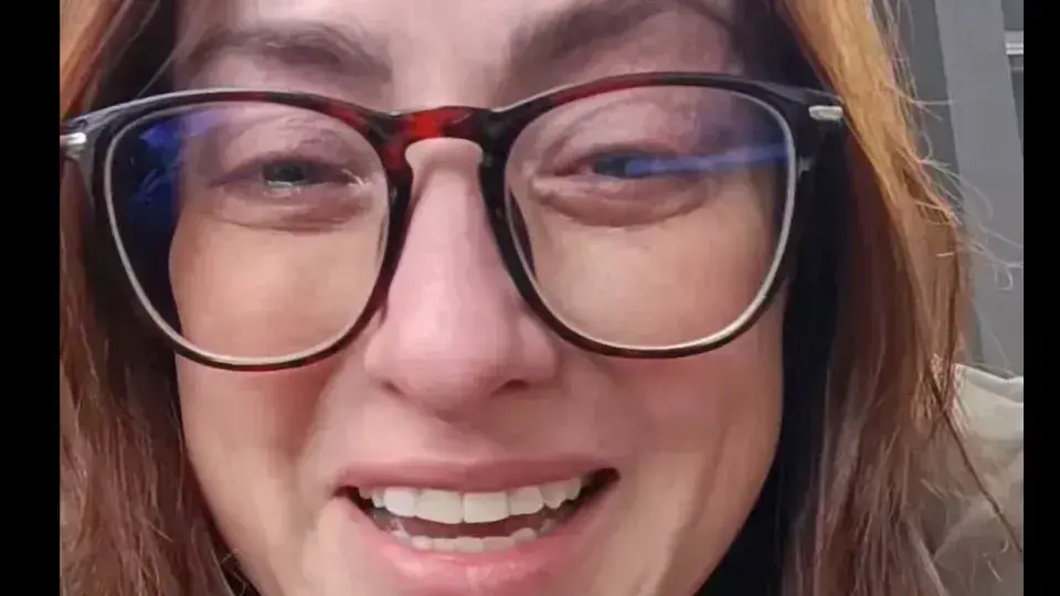 Professora compartilha momento difícil após aluno com vidro em copo