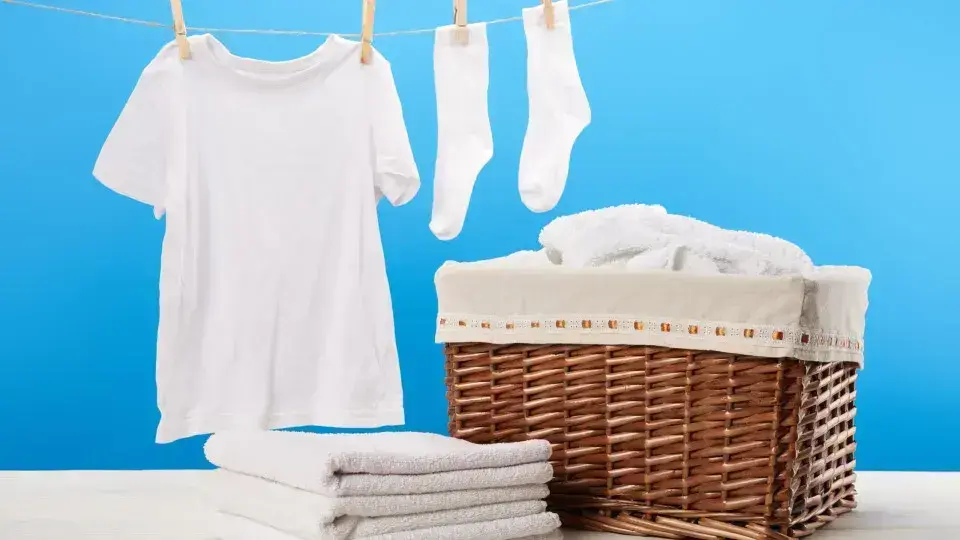 Truque incrível para manter suas roupas brancas como novas